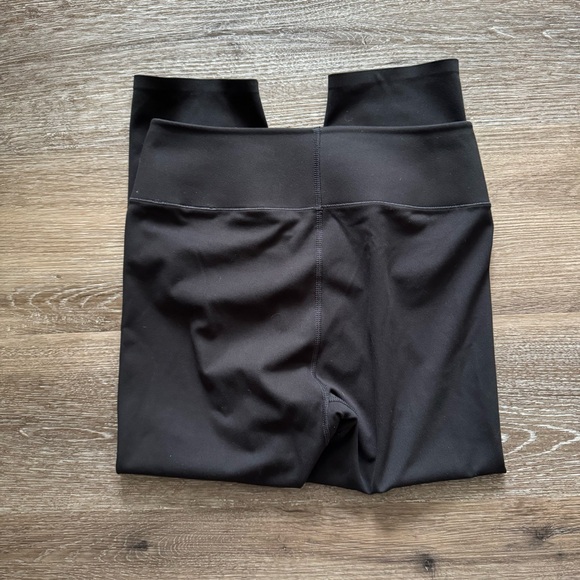 Women’s Uniqlo Black Leggings - Picture 2 of 7